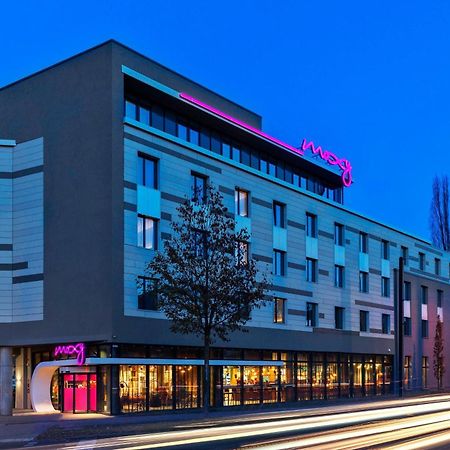 Отель Moxy Duesseldorf South Экстерьер фото
