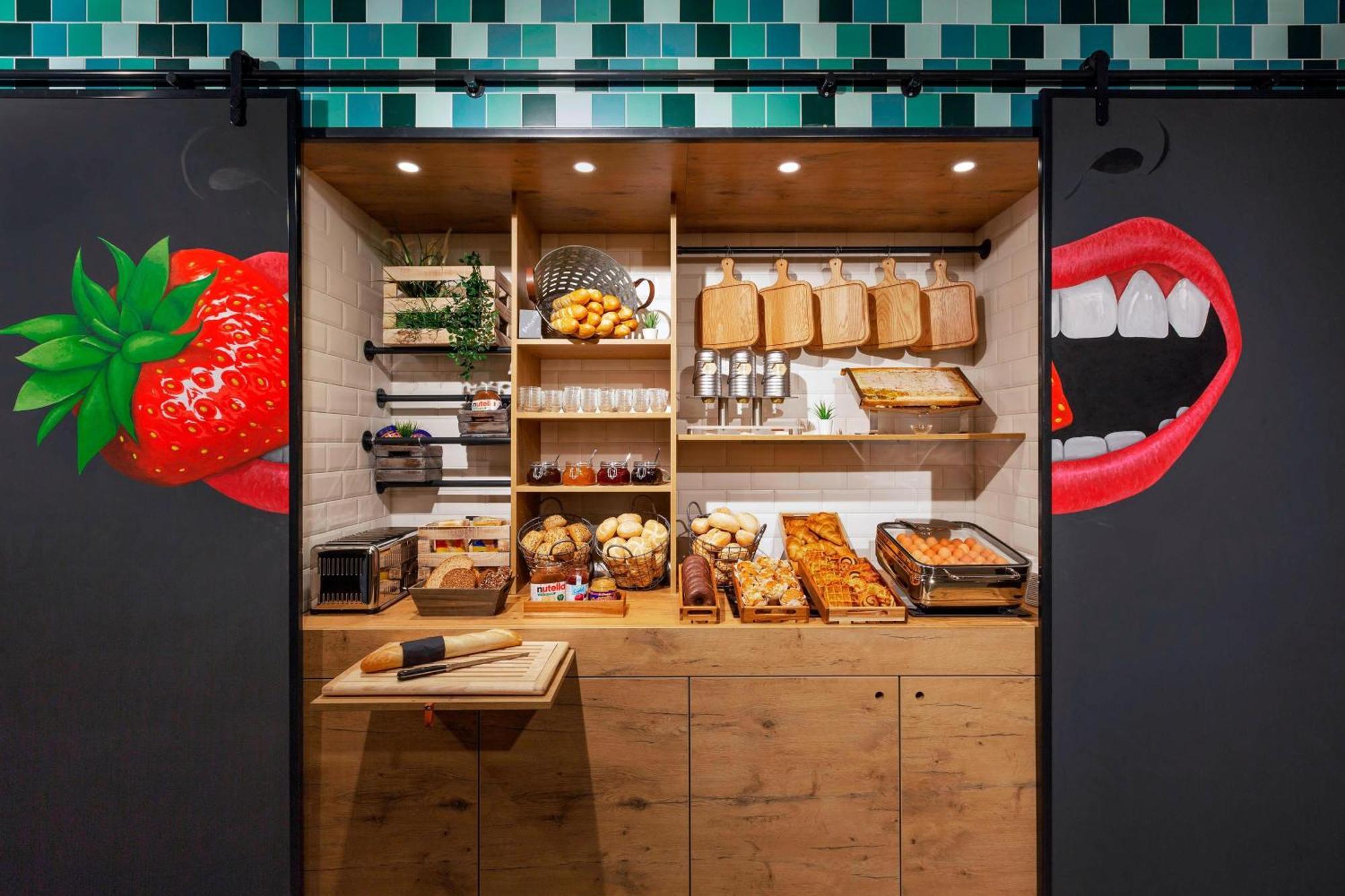 Отель Moxy Duesseldorf South Экстерьер фото