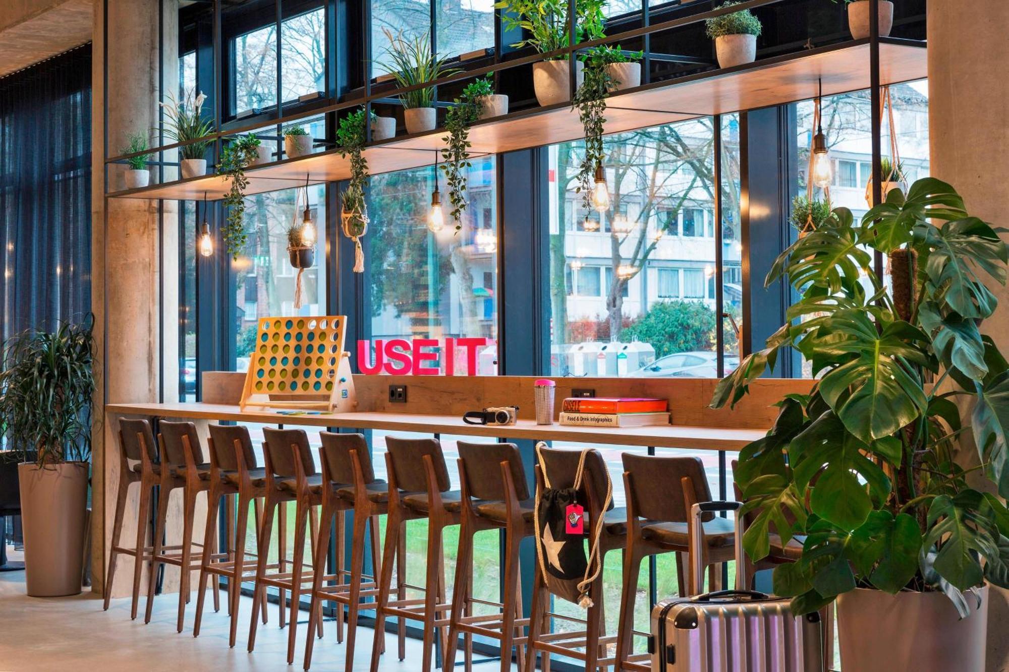 Отель Moxy Duesseldorf South Экстерьер фото