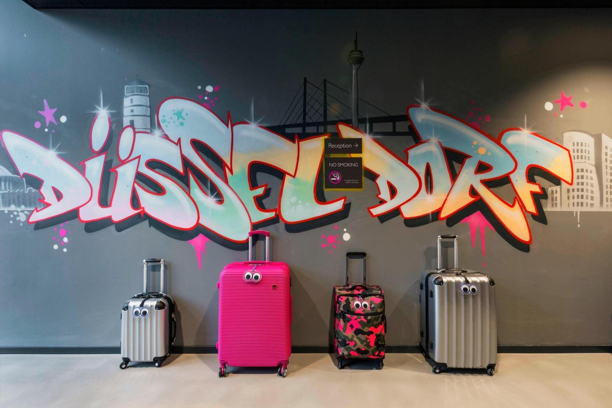Отель Moxy Duesseldorf South Экстерьер фото