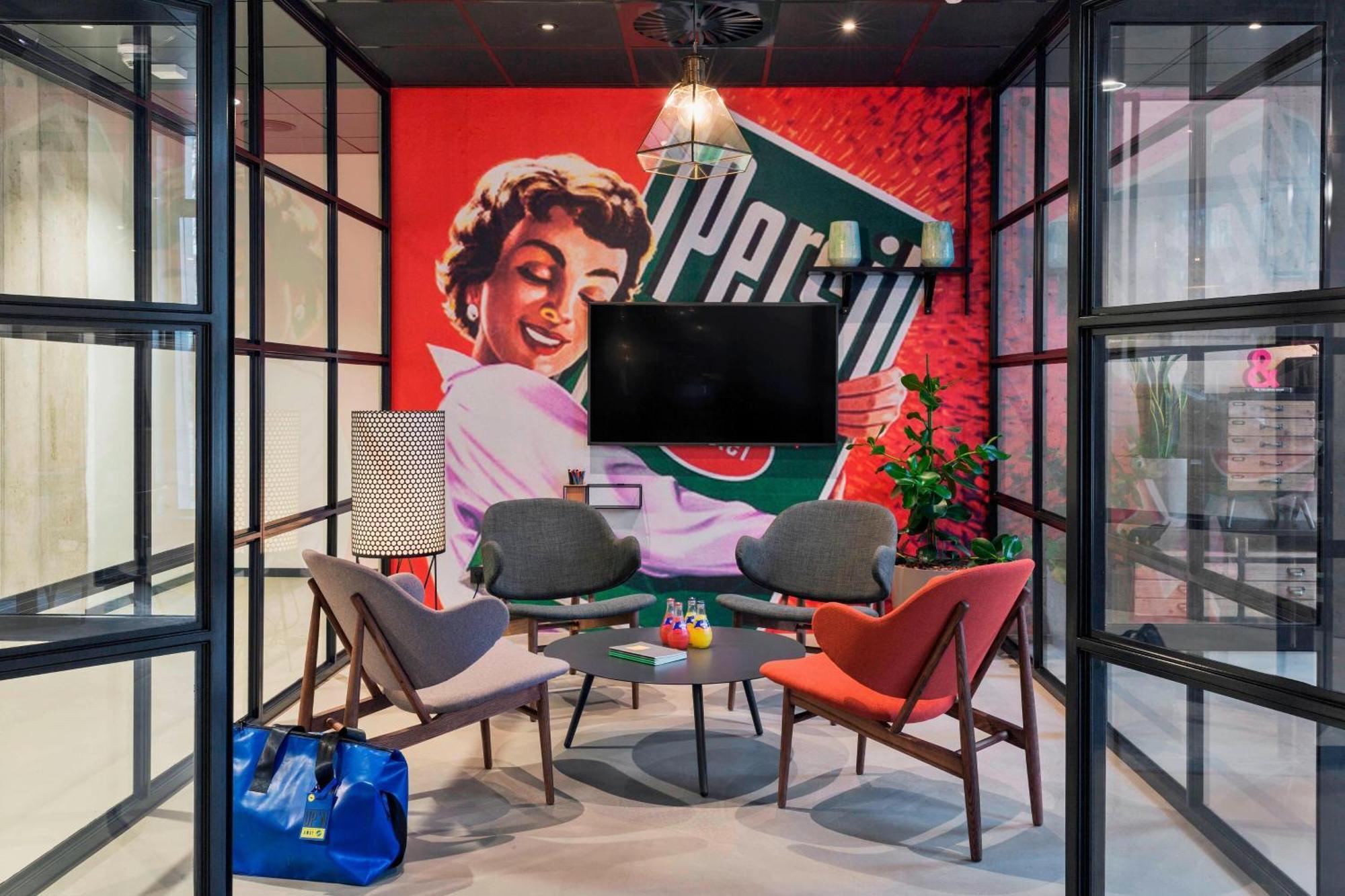 Отель Moxy Duesseldorf South Экстерьер фото