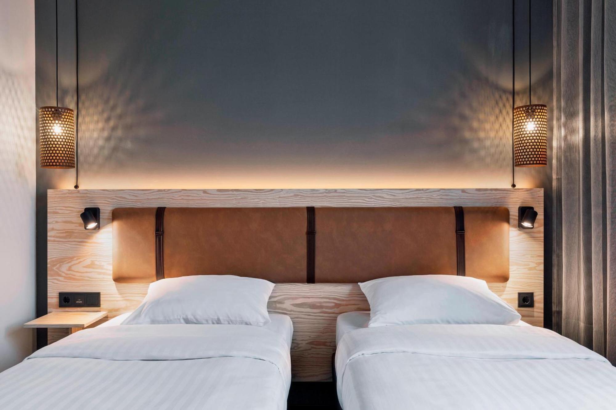 Отель Moxy Duesseldorf South Экстерьер фото
