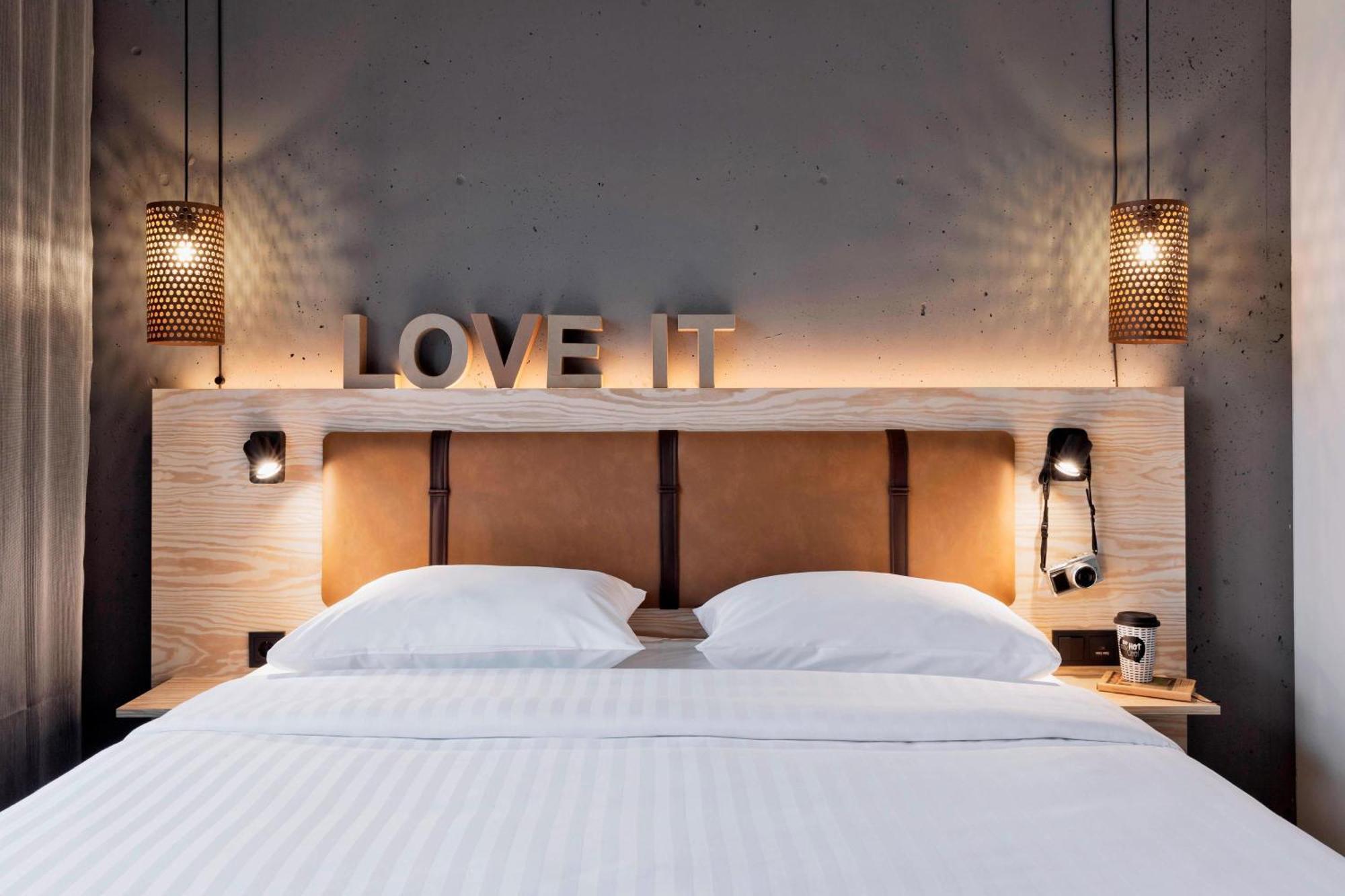 Отель Moxy Duesseldorf South Экстерьер фото