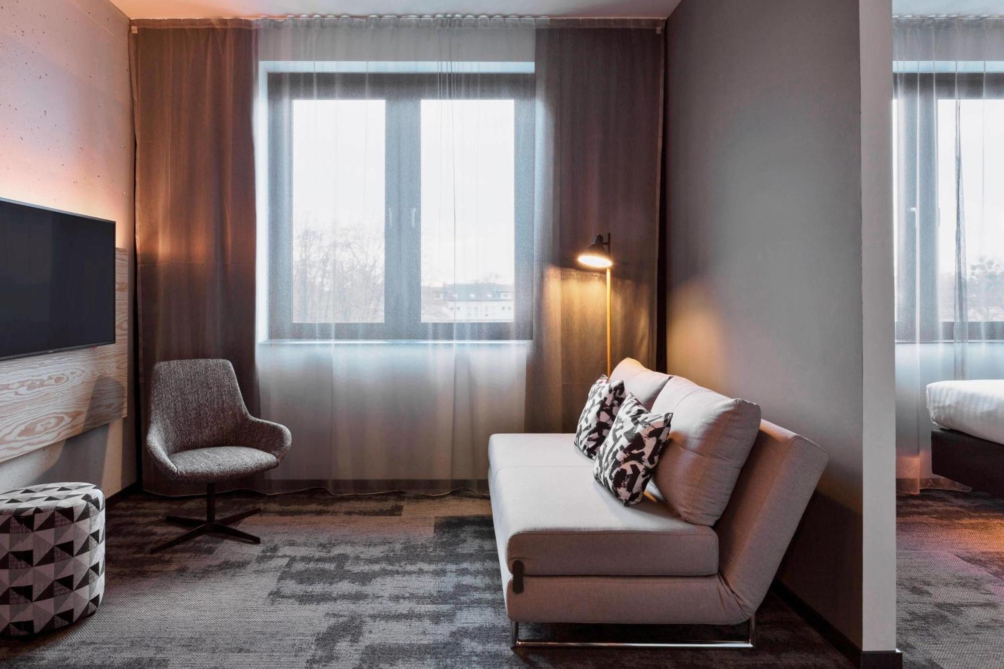 Отель Moxy Duesseldorf South Экстерьер фото