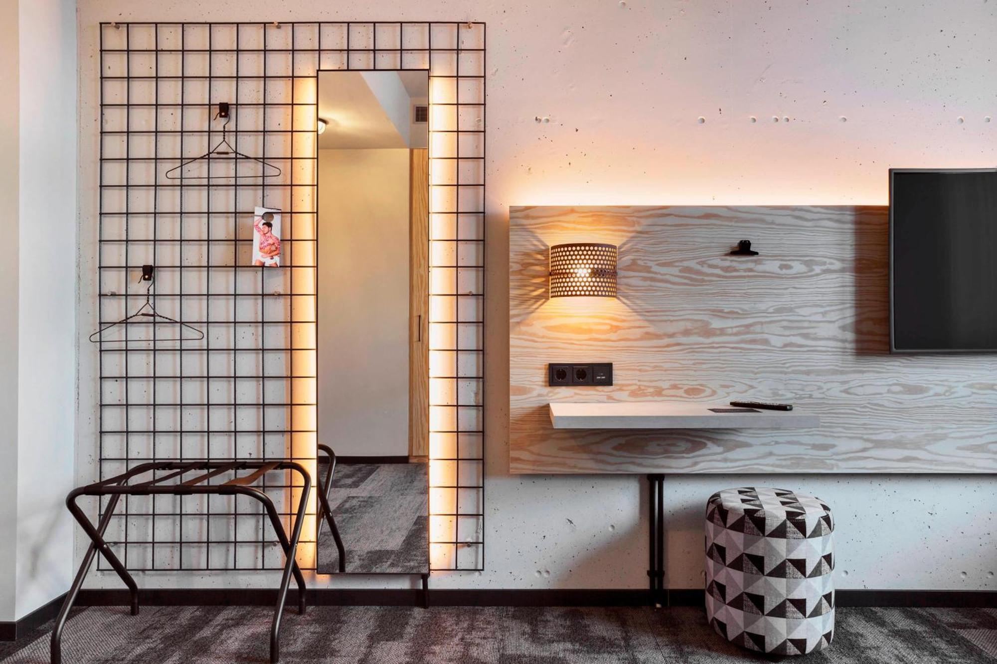 Отель Moxy Duesseldorf South Экстерьер фото