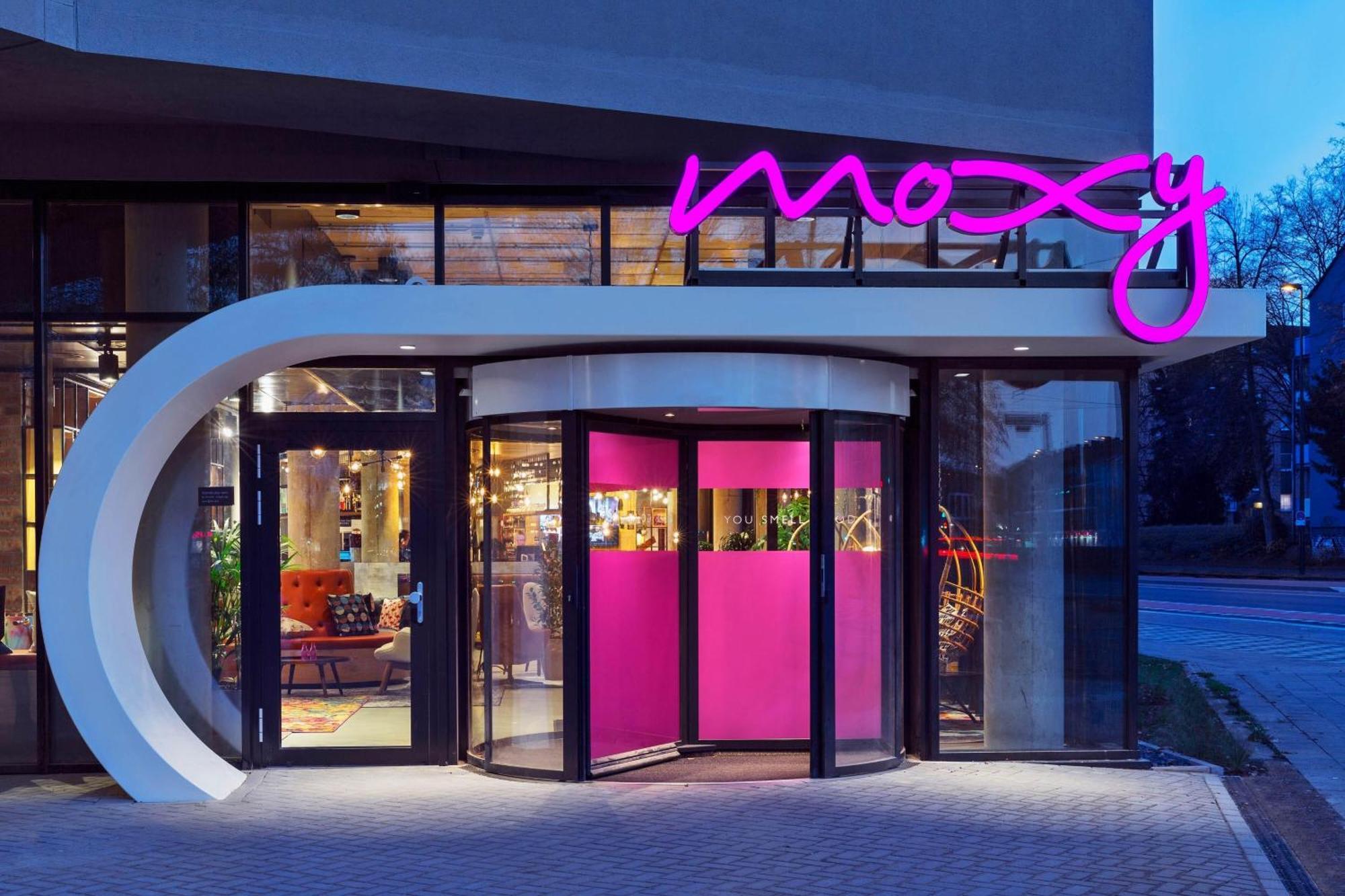 Отель Moxy Duesseldorf South Экстерьер фото