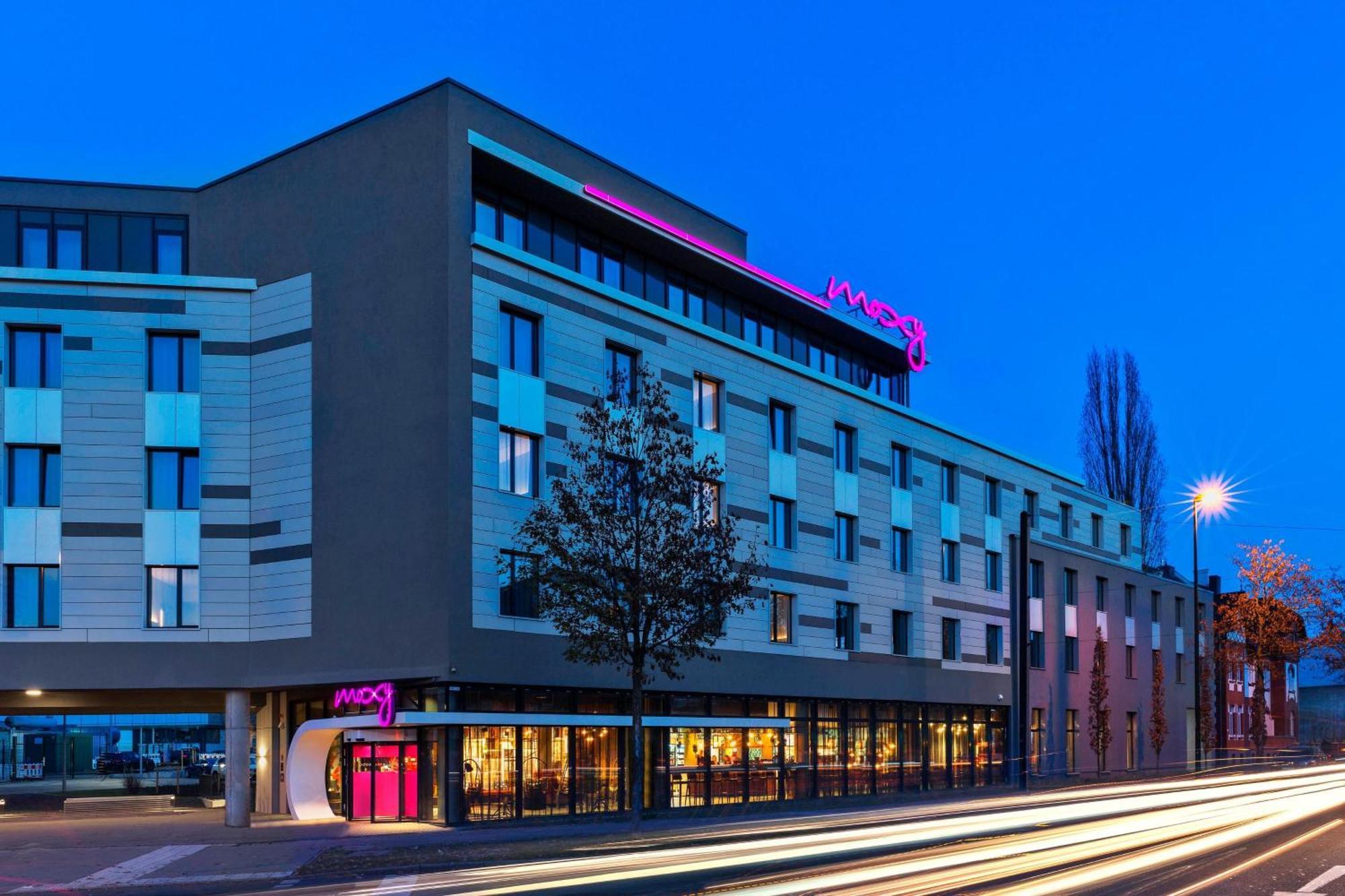Отель Moxy Duesseldorf South Экстерьер фото